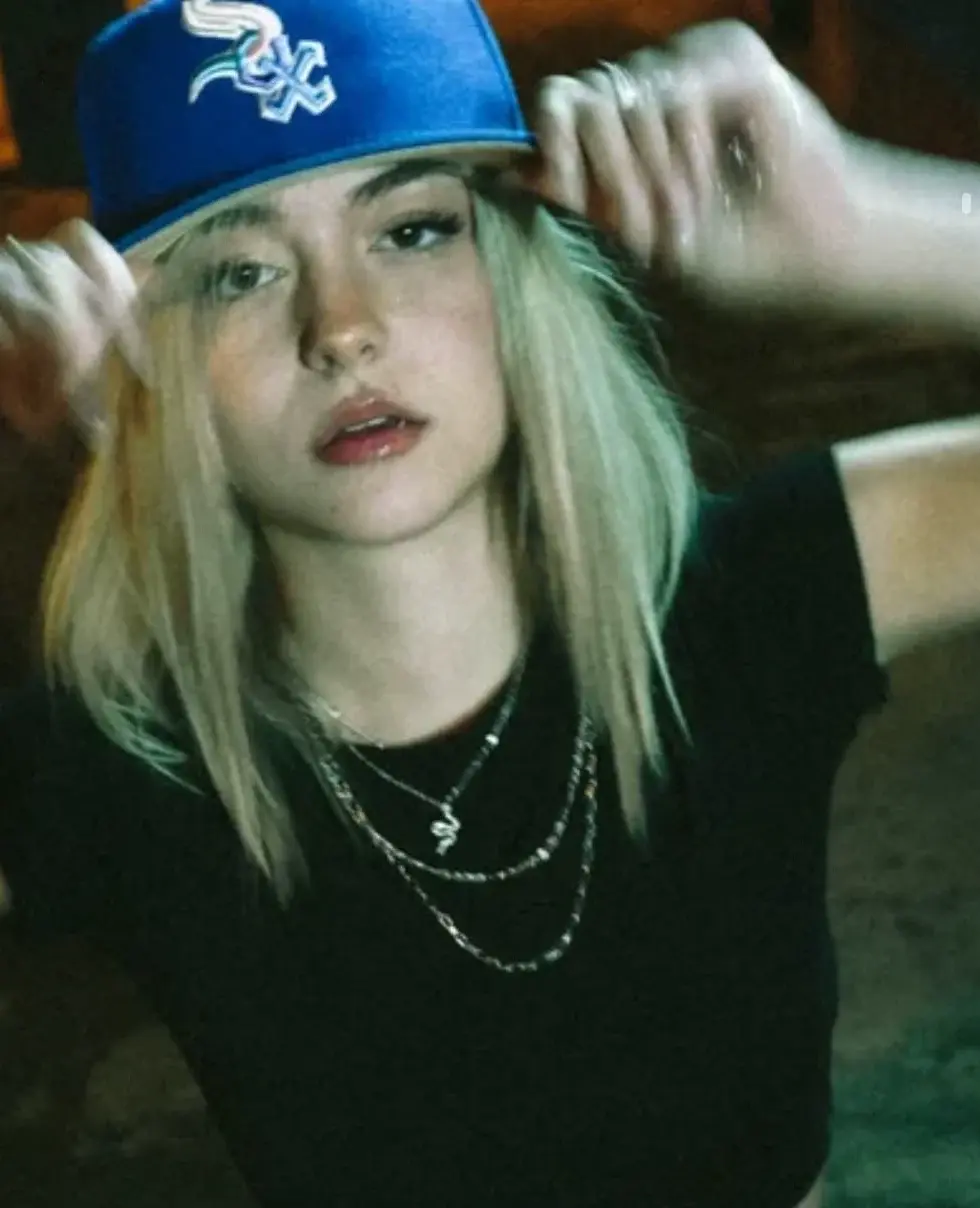 Cometa con un cappellino blu e catene argentate