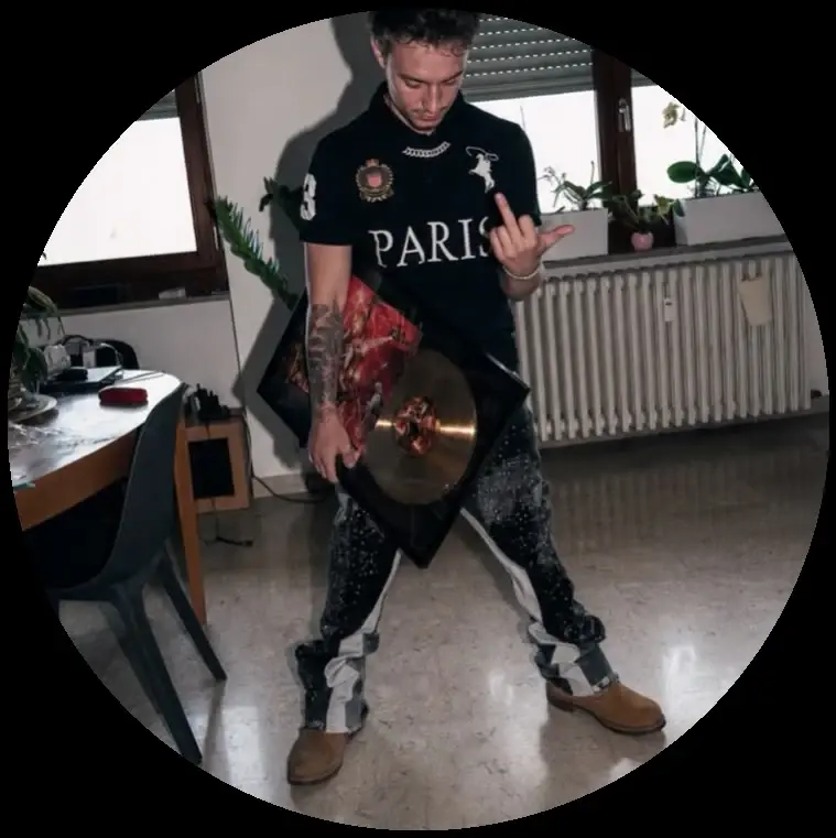 Orléan in piedi con un disco d'oro tra le mani
